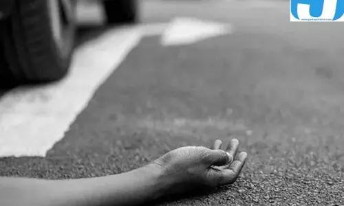 सड़क पर खराब हुई एंबुलेंस, मदद करने पहुंचे चालक को अज्ञात वाहन ने रौंदा सड़क पर खराब हुई एंबुलेंस, मदद करने पहुंचे चालक को अज्ञात वाहन ने रौंदा