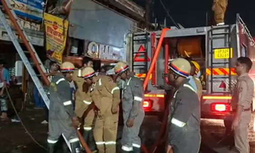 रेलवे स्टेशन के सामने गेस्ट हाउस में लगी आग, पास की दो दुकानें जलीं, देखें मंजर