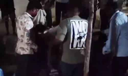 चोरी के शक में दो महिलाओं की पिटाई, साप्ताहिक बाजार में भीड़ ने घेरकर मारा