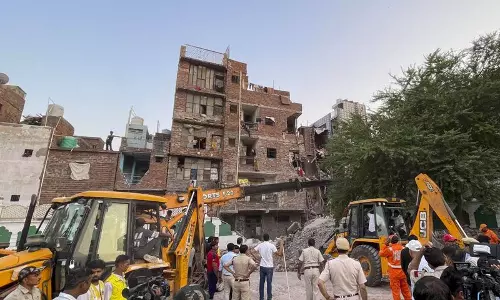 सीमापुरी हादसा: मलबे में दबी गर्भवती महिला ने मांगा पानी, अस्पताल में मौत सीमापुरी हादसा: मलबे में दबी गर्भवती महिला ने मांगा पानी, अस्पताल में मौत