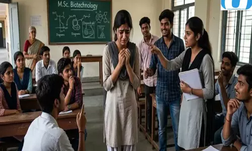 आगरा विश्वविद्यालय में रैगिंग का मामला, सीनियर छात्राओं पर बेइज्जत करने का आरोप आगरा विश्वविद्यालय में रैगिंग का मामला, सीनियर छात्राओं पर बेइज्जत करने का आरोप