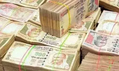 यूपी में नोटों का बड़ा खेल, बाइक सवार से 1.43 करोड़ के बंद नोट बरामद
