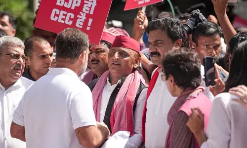 राहुल गांधी के साथ प्रदर्शन में दिखे अखिलेश यादव, अगले दिन खरगे के भोज से बनाई दूरी राहुल गांधी के साथ प्रदर्शन में दिखे अखिलेश यादव, अगले दिन खरगे के भोज से बनाई दूरी