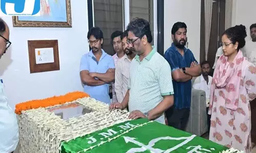 रूपी सोरेन के अंतिम दर्शन के लिए उमड़े लोग, आज नेमरा में अंतिम संस्कार रूपी सोरेन के अंतिम दर्शन के लिए उमड़े लोग, आज नेमरा में अंतिम संस्कार