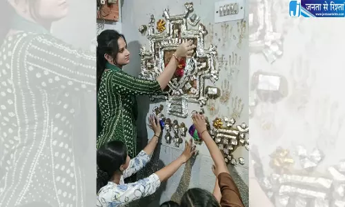 पितृ पक्ष में गूंज रहे सांझी माता के गीत, अच्छे जीवनसाथी की कामना से पूजा कर रहीं युवतियां पितृ पक्ष में गूंज रहे सांझी माता के गीत, अच्छे जीवनसाथी की कामना से पूजा कर रहीं युवतियां