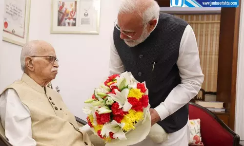 जीवन के खास मौके पर गुरु लालकृष्ण आडवाणी से मिले पीएम मोदी जीवन के खास मौके पर गुरु लालकृष्ण आडवाणी से मिले पीएम मोदी