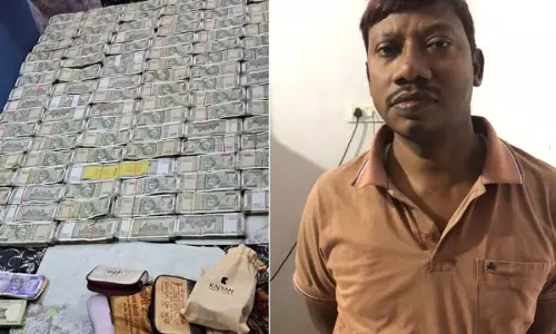 बिहार में भ्रष्ट इंजीनियर के ठिकानों पर EOU की बड़ी रेड, फ्लैट से 50 लाख कैश और गहने बरामद बिहार में भ्रष्ट इंजीनियर के ठिकानों पर EOU की बड़ी रेड, फ्लैट से 50 लाख कैश और गहने बरामद