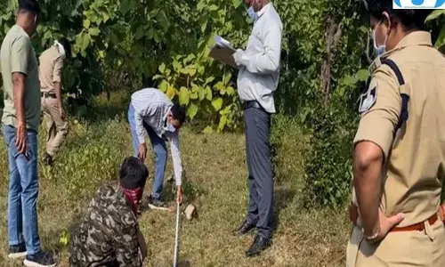 नाबालिग प्रेमिका का सिर काटकर जंगल में फेंका, आरोपी प्रेमी की सड़क हादसे में मौत नाबालिग प्रेमिका का सिर काटकर जंगल में फेंका, आरोपी प्रेमी की सड़क हादसे में मौत