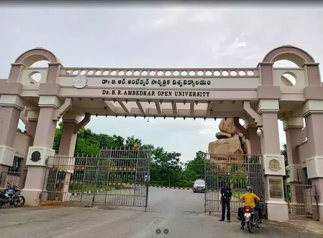 Andhra: तेलंगाना के राज्यपाल ने राजामहेंद्रवरम कैदी को स्वर्ण पदक प्रदान किया Andhra: तेलंगाना के राज्यपाल ने राजामहेंद्रवरम कैदी को स्वर्ण पदक प्रदान किया