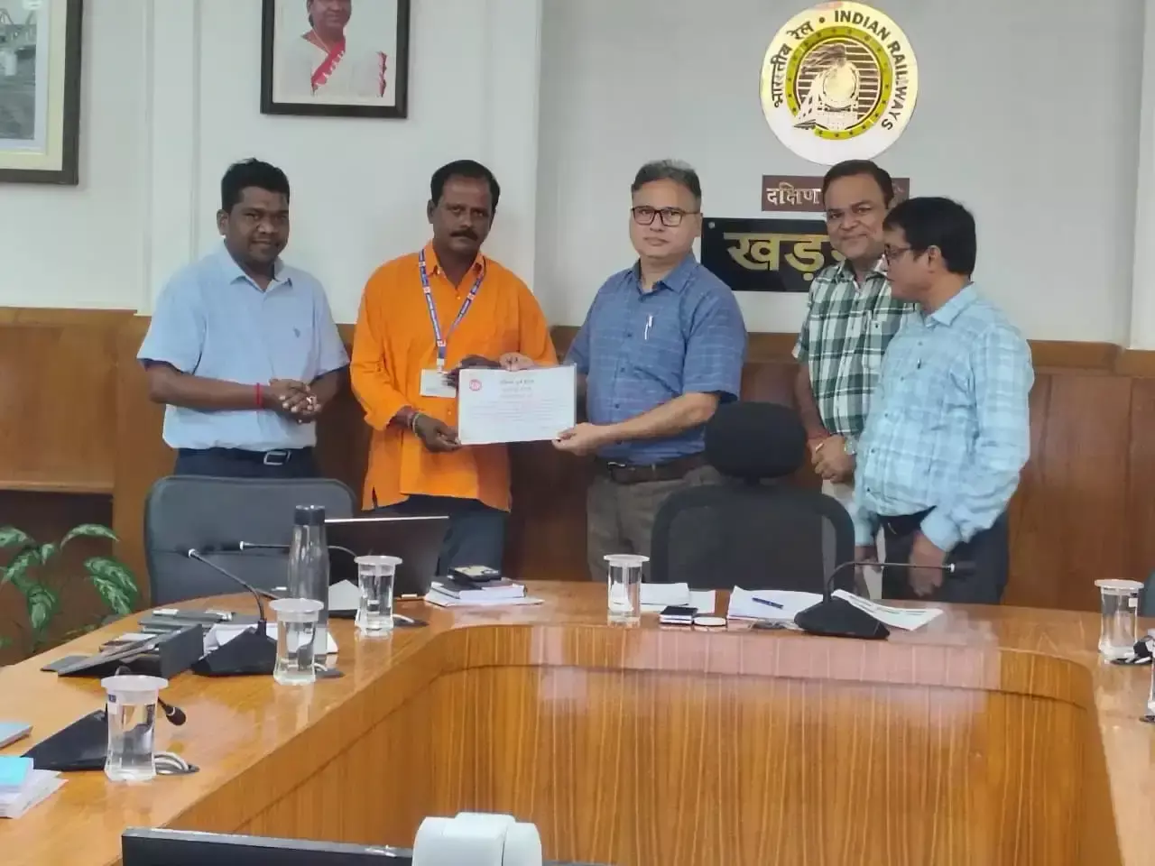 खड़गपुर मंडल में कीमैन को पुरस्कार और प्रशस्ति पत्र