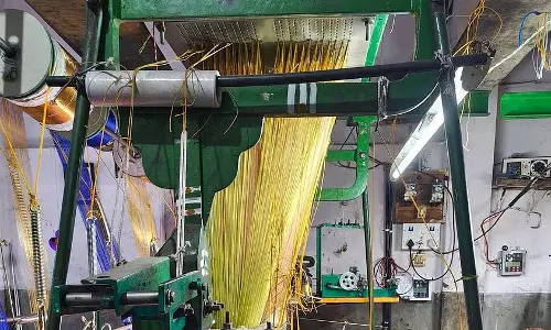 कर्नाटक में संकट में पड़ा सदियों पुराना रेशम उद्योग, सस्ती साड़ियों ने छीना बुनकरों का रोजगार कर्नाटक में संकट में पड़ा सदियों पुराना रेशम उद्योग, सस्ती साड़ियों ने छीना बुनकरों का रोजगार