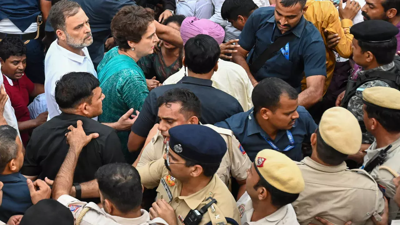 राहुल-प्रियंका की हिरासत पर भड़के कर्नाटक CM, दुर्व्यवहार की निंदा राहुल-प्रियंका की हिरासत पर भड़के कर्नाटक CM, दुर्व्यवहार की निंदा