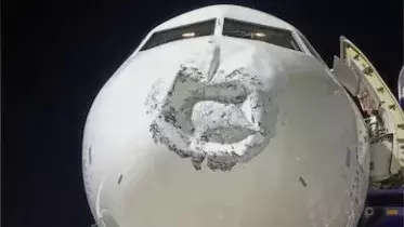पटना से लखनऊ जा रहे विमान पर गिरी बिजली, DGCA ने शुरू की जांच पटना से लखनऊ जा रहे विमान पर गिरी बिजली, DGCA ने शुरू की जांच