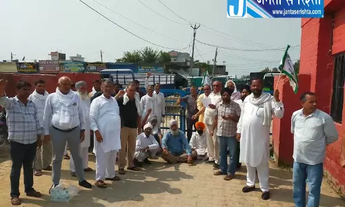 यमुनानगर में धान उठान को लेकर हंगामा, किसानों ने मंडी का गेट किया बंद यमुनानगर में धान उठान को लेकर हंगामा, किसानों ने मंडी का गेट किया बंद