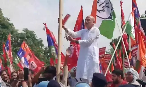 बिहार : एसआईआर के विरोध में महागठबंधन का राजभवन मार्च, ज्ञानेश कुमार के इस्तीफे की मांग