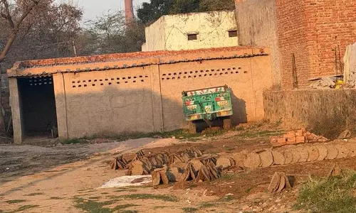 नूंह में पेपर मिल पर कूड़ा जलाने का आरोप, बच्चों से मारपीट की भी शिकायत नूंह में पेपर मिल पर कूड़ा जलाने का आरोप, बच्चों से मारपीट की भी शिकायत