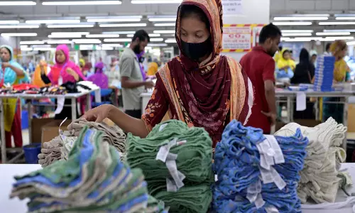 पाकिस्तान के कपड़ा उद्योग पर संकट  बढ़ती लागत से निर्यातकों की मुश्किलें बढ़ीं