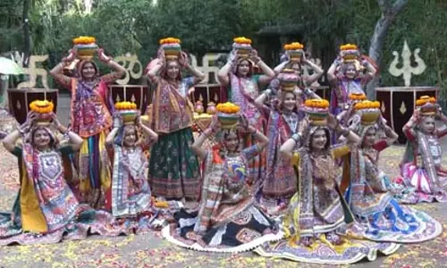 मुस्लिम लड़कों का गरबा में जाना हराम, अपनी पहचान का करें सम्मान: नदवी