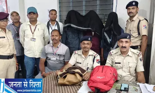 ट्रेन में नकली सोना बेचकर यात्रियों से ठगी