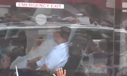 राजघाट जा रहे विपक्षी सांसद, धरने का किया एलान, देखें LIVE राजघाट जा रहे विपक्षी सांसद, धरने का किया एलान, देखें LIVE
