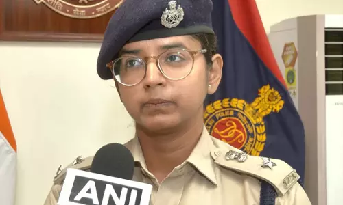 दिल्ली में विरोध प्रदर्शन के बीच पुलिसकर्मियों से बदसलूकी का आरोप दिल्ली में विरोध प्रदर्शन के बीच पुलिसकर्मियों से बदसलूकी का आरोप