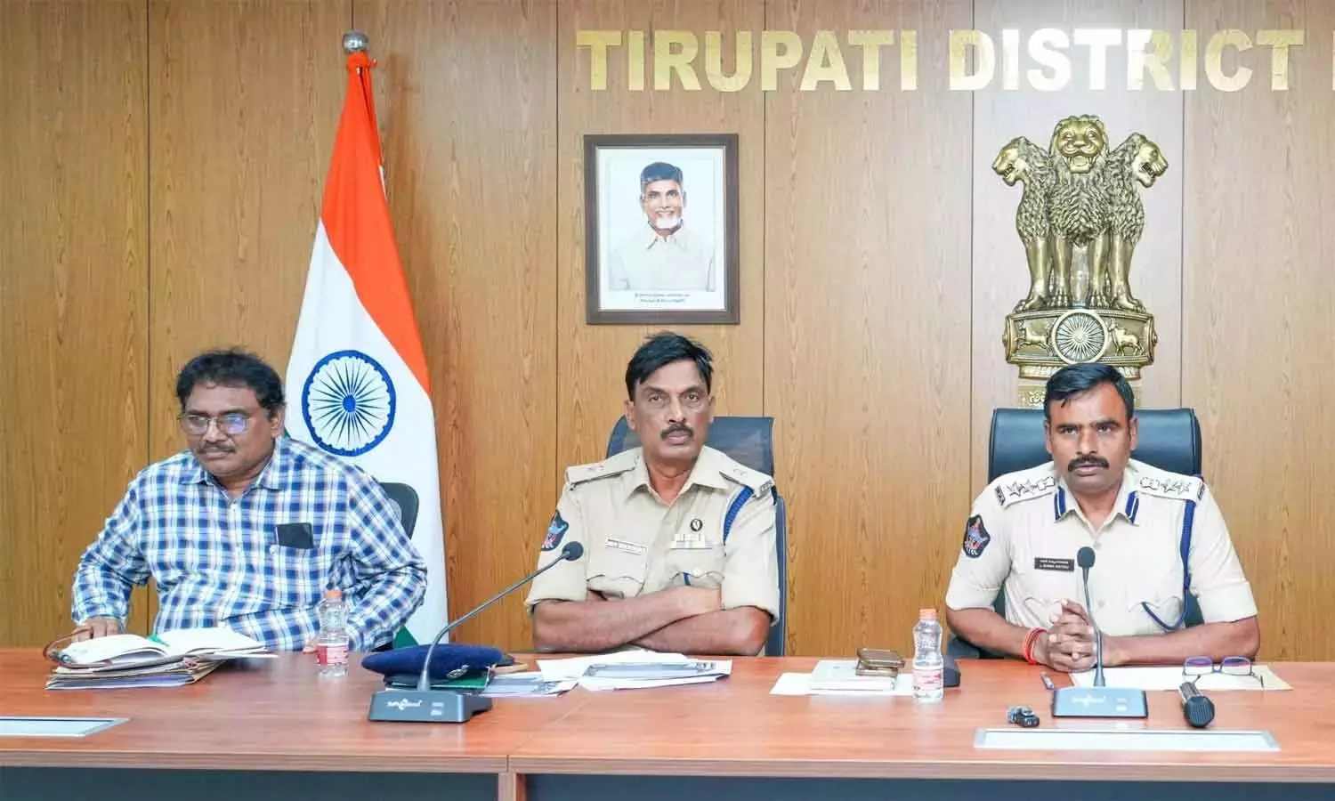 Andhra: एसपी ने नवनियुक्त जवानों से कहा, अनुशासन और ईमानदारी से कर्तव्य का निर्वहन करें Andhra: एसपी ने नवनियुक्त जवानों से कहा, अनुशासन और ईमानदारी से कर्तव्य का निर्वहन करें