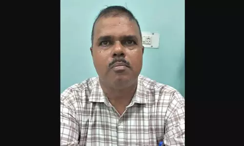 ओडिशा विजिलेंस की बड़ी कार्रवाई, 30 हजार रिश्वत लेते शिक्षा विभाग का प्रोग्रामर गिरफ्तार ओडिशा विजिलेंस की बड़ी कार्रवाई, 30 हजार रिश्वत लेते शिक्षा विभाग का प्रोग्रामर गिरफ्तार