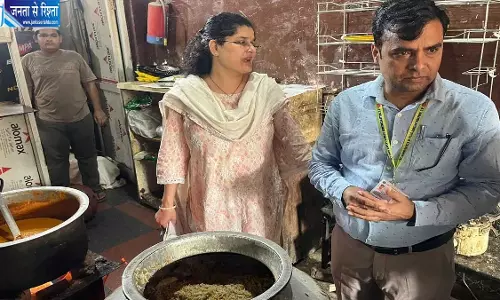 बागपत के चिकन दरबार में गंदगी का मामला, मिले कॉकरोच