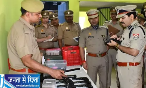 DIG के सामने मुस्कुराना दारोगा को पड़ा भारी, तत्काल तबादले का आदेश DIG के सामने मुस्कुराना दारोगा को पड़ा भारी, तत्काल तबादले का आदेश