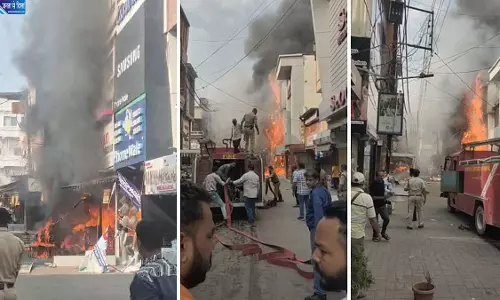 भोपाल के न्यू मार्केट में भीषण आग, 25 फीट ऊंची उठीं लपटें, 5 से 6 दुकानें जलकर खाक भोपाल के न्यू मार्केट में भीषण आग, 25 फीट ऊंची उठीं लपटें, 5 से 6 दुकानें जलकर खाक