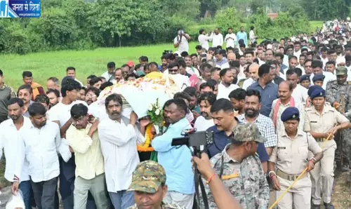 पंचतत्व में विलीन हुईं CM हेमंत सोरेन की मां रूपी सोरेन, बेटे ने दी मुखाग्नि पंचतत्व में विलीन हुईं CM हेमंत सोरेन की मां रूपी सोरेन, बेटे ने दी मुखाग्नि