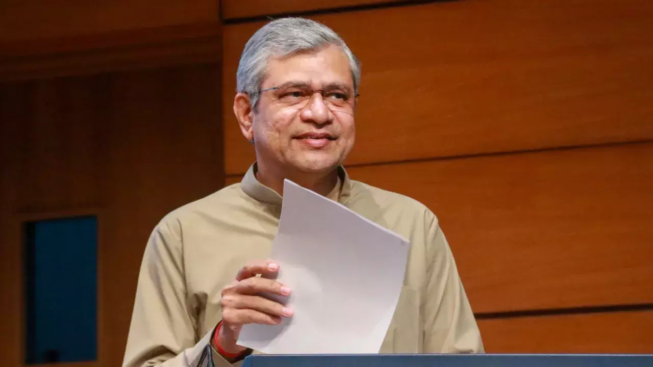 अश्विनी वैष्णव: सरकार अगले महीने AI रेगुलेशन पर एक पेपर लाएगी अश्विनी वैष्णव: सरकार अगले महीने AI रेगुलेशन पर एक पेपर लाएगी