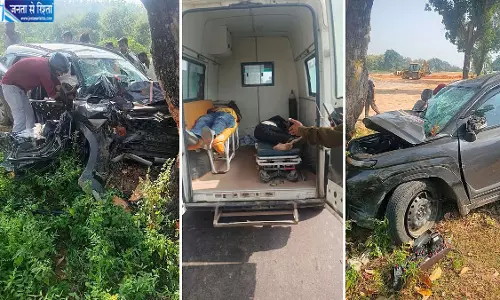 ट्रक से बचने के चक्कर में पेड़ से टकराई तेज रफ्तार कार, नाना-नाती की मौत, तीन गंभीर घायल ट्रक से बचने के चक्कर में पेड़ से टकराई तेज रफ्तार कार, नाना-नाती की मौत, तीन गंभीर घायल