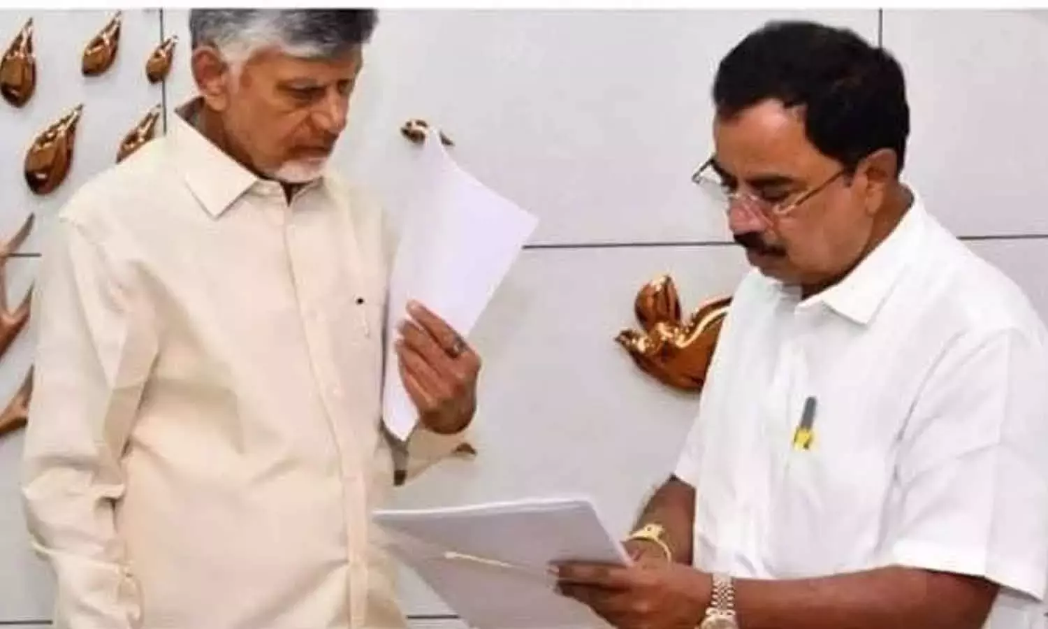 Andhra: विधायक सुरेंद्र ने बीटीपी नहर कार्यों की समीक्षा के लिए सीएम नायडू से मुलाकात की Andhra: विधायक सुरेंद्र ने बीटीपी नहर कार्यों की समीक्षा के लिए सीएम नायडू से मुलाकात की