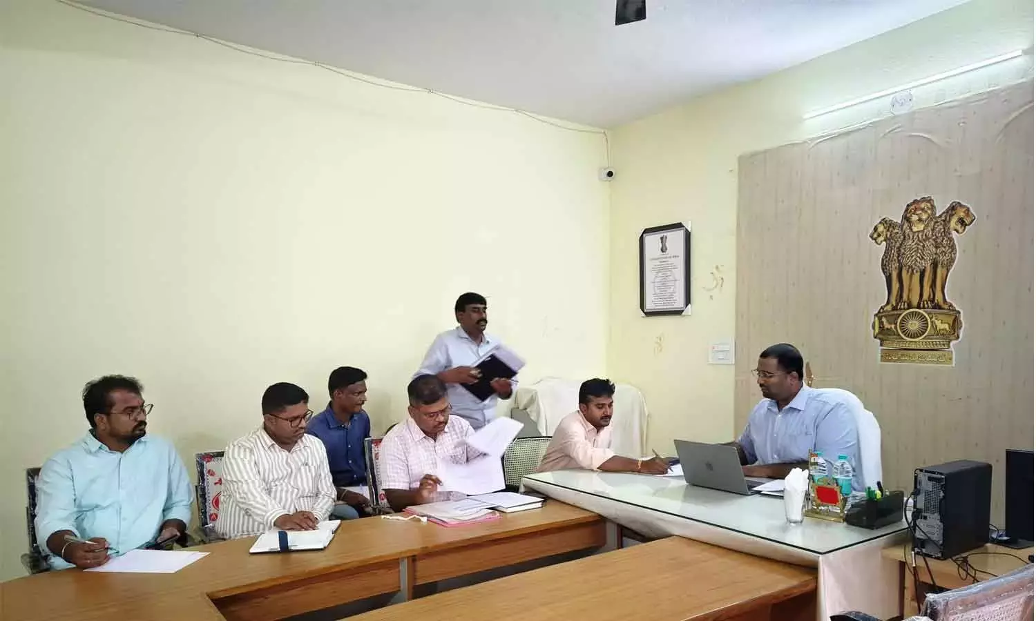 Andhra: हिंदूपुर मतदाता सूची पुनरीक्षण और पंजीकरण पर समीक्षा बैठक आयोजित की गई Andhra: हिंदूपुर मतदाता सूची पुनरीक्षण और पंजीकरण पर समीक्षा बैठक आयोजित की गई