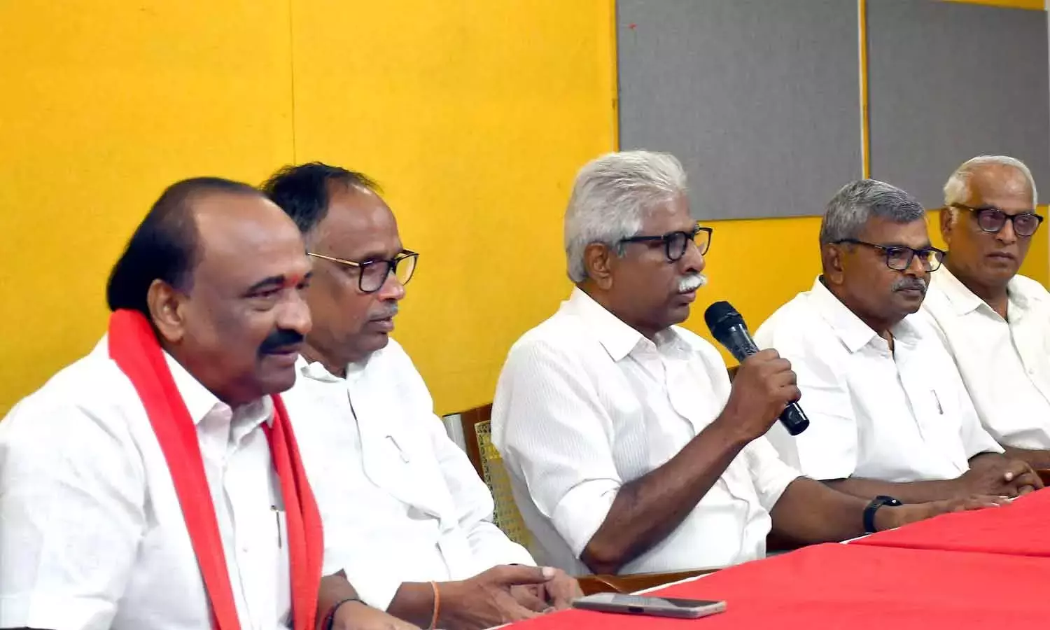 Andhra: लेफ्ट, कांग्रेस ने ज्ञानेश के इस्तीफे की मांग की Andhra: लेफ्ट, कांग्रेस ने ज्ञानेश के इस्तीफे की मांग की