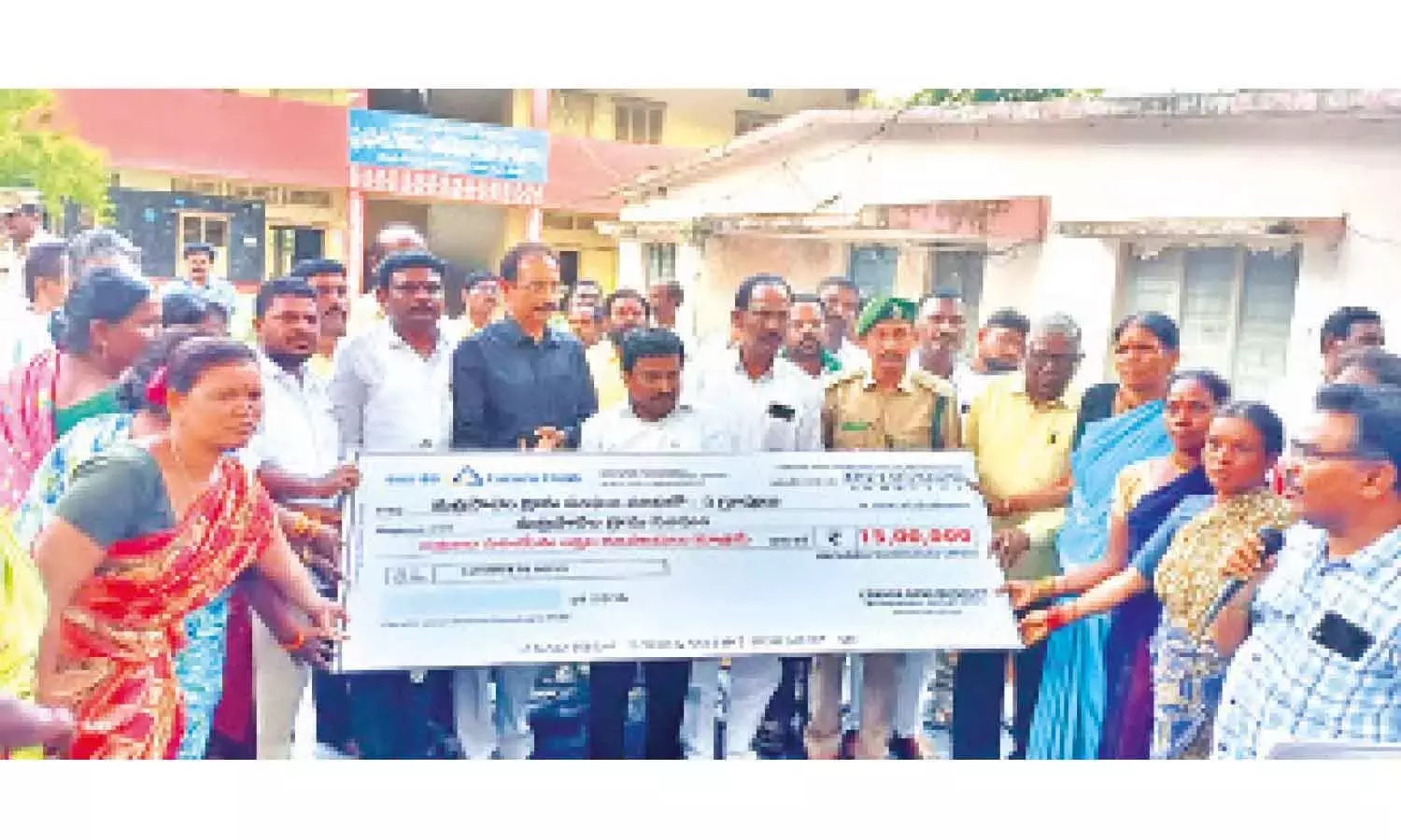 Andhra: चेंचस की समस्याएं सुनते एसटी आयोग के सदस्य Andhra: चेंचस की समस्याएं सुनते एसटी आयोग के सदस्य
