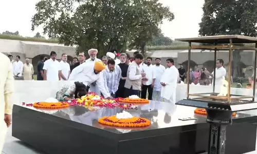 राजघाट पर इंडिया गठबंधन के नेताओं का धरना राजघाट पर इंडिया गठबंधन के नेताओं का धरना