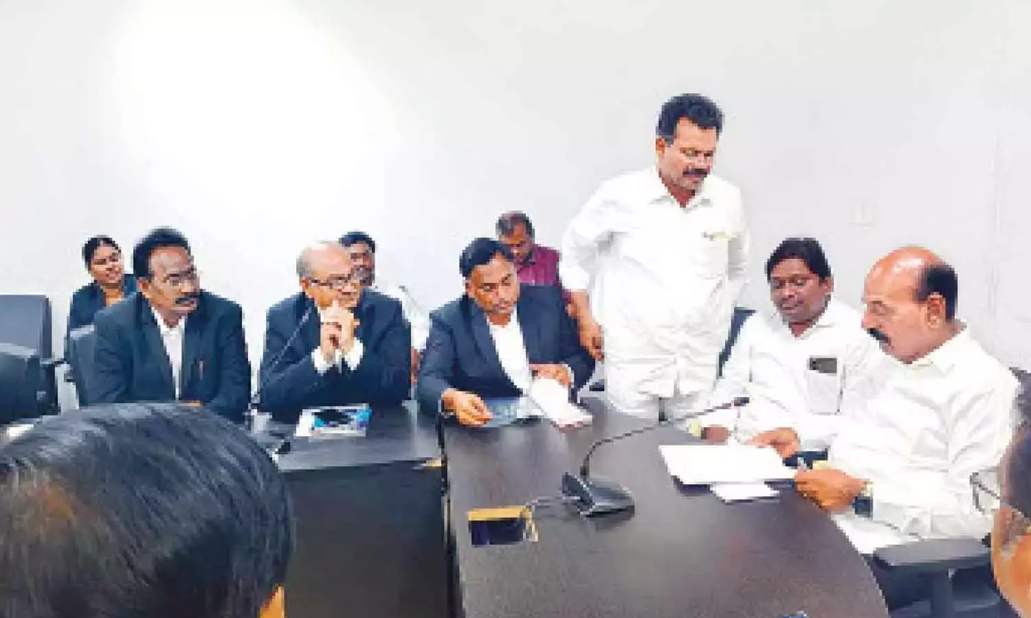 Andhra: अधिवक्ताओं की सुरक्षा पर मंत्री का आश्वासन Andhra: अधिवक्ताओं की सुरक्षा पर मंत्री का आश्वासन