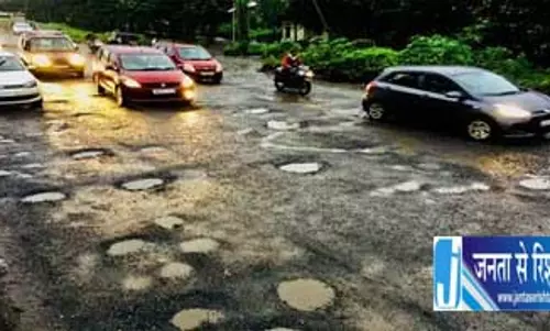 रेवाड़ी में बदहाल सड़कें बनीं खतरा, हजारों लोगों की सुरक्षा पर सवाल रेवाड़ी में बदहाल सड़कें बनीं खतरा, हजारों लोगों की सुरक्षा पर सवाल