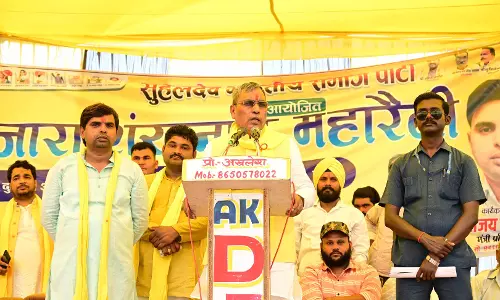 ऑटो से कार्यक्रम में पहुंचे कैबिनेट मंत्री ओमप्रकाश राजभर, बस सेवा को दिखाई हरी झंडी ऑटो से कार्यक्रम में पहुंचे कैबिनेट मंत्री ओमप्रकाश राजभर, बस सेवा को दिखाई हरी झंडी