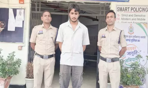 दस्तावेज देने के बहाने महिला को कार में बैठाया, दुष्कर्म और ब्लैकमेलिंग का आरोपी गिरफ्तार दस्तावेज देने के बहाने महिला को कार में बैठाया, दुष्कर्म और ब्लैकमेलिंग का आरोपी गिरफ्तार