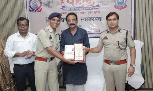 मुंगेली पुलिस की अनोखी पहल, अब गांव-गांव साइबर ठगी से बचाएंगी साइबर दीदी मुंगेली पुलिस की अनोखी पहल, अब गांव-गांव साइबर ठगी से बचाएंगी साइबर दीदी