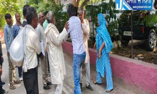 CEC के इस्तीफे की मांग करने पहुंचे कांग्रेसी आपस में भिड़े CEC के इस्तीफे की मांग करने पहुंचे कांग्रेसी आपस में भिड़े