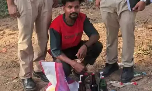 अवैध शराब बेचते युवक गिरफ्तार, देशी शराब और बीयर जब्त अवैध शराब बेचते युवक गिरफ्तार, देशी शराब और बीयर जब्त