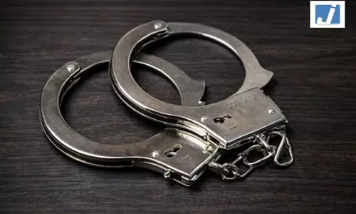 एसीबी की कार्रवाई, रिश्वत के मामले में सीनियर मेडिकल ऑफिसर और बिचौलिया गिरफ्तार एसीबी की कार्रवाई, रिश्वत के मामले में सीनियर मेडिकल ऑफिसर और बिचौलिया गिरफ्तार