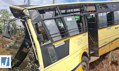 भीषण सड़क हादसा, बस और लॉरी की टक्कर में कंडक्टर की मौत, 20 से ज्यादा घायल भीषण सड़क हादसा, बस और लॉरी की टक्कर में कंडक्टर की मौत, 20 से ज्यादा घायल