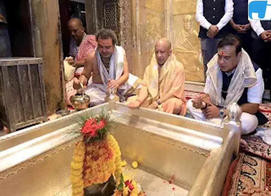 योगी आदित्यनाथ ने काशी विश्वनाथ मंदिर में पूजा-अर्चना की योगी आदित्यनाथ ने काशी विश्वनाथ मंदिर में पूजा-अर्चना की