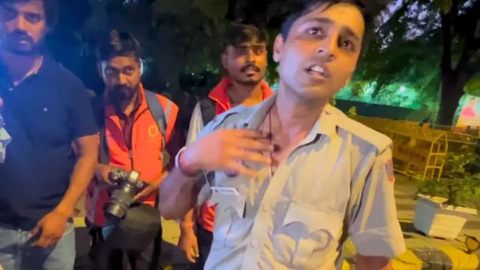 पुलिसकर्मियों से मारपीट का आरोप, INDIA ब्लॉक के प्रदर्शन में बवाल पुलिसकर्मियों से मारपीट का आरोप, INDIA ब्लॉक के प्रदर्शन में बवाल