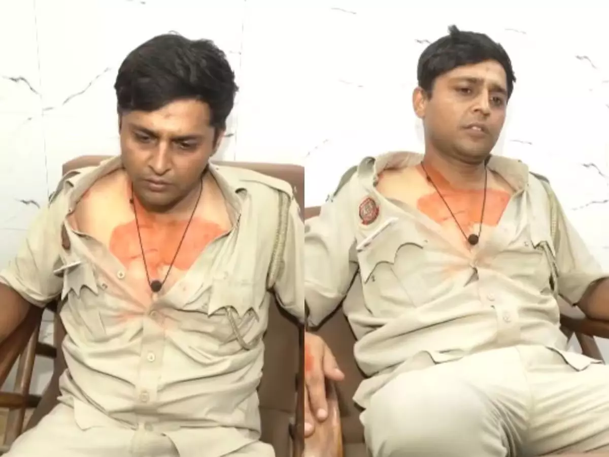कांग्रेस प्रदर्शन में पुलिसकर्मी से मारपीट का आरोप, वीडियो वायरल कांग्रेस प्रदर्शन में पुलिसकर्मी से मारपीट का आरोप, वीडियो वायरल